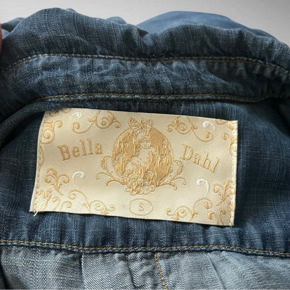 BELLA DAHL Women's Shirt Tail Button Down Chambray Denim Shirt Size Small | EUC - Picture 5 of 8